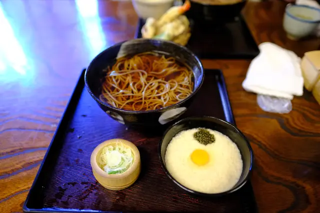 다카오산 명물 토로로 소바를 비롯한 인기 메뉴를 맛보세요. (※사진은 이미지입니다.)