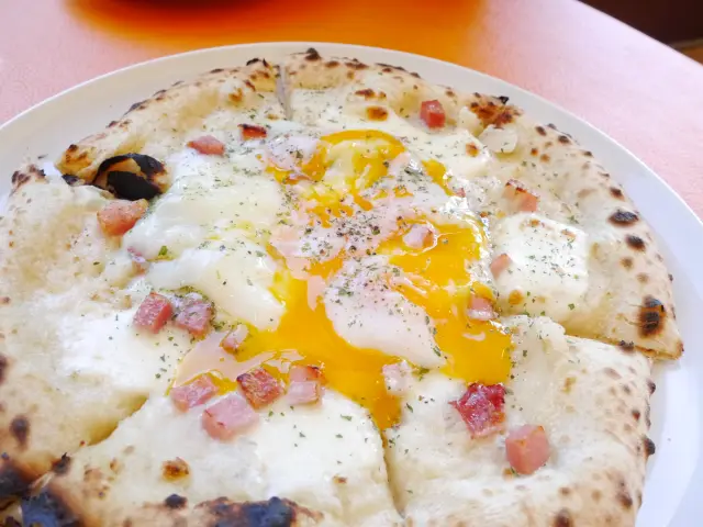 500도 돌가마에서 구운 절품 피자를 만끽하세요! 숯불 구이 장인의 토로로 피자는 달걀을 깨서 토로로와 함께 섞어 먹으면 더욱 맛있습니다.