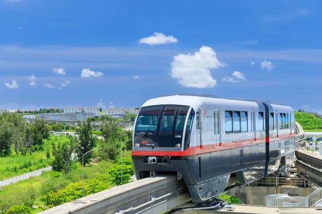 「沖繩都市單軌電車 」行駛於那霸主要街道「國際通」上方