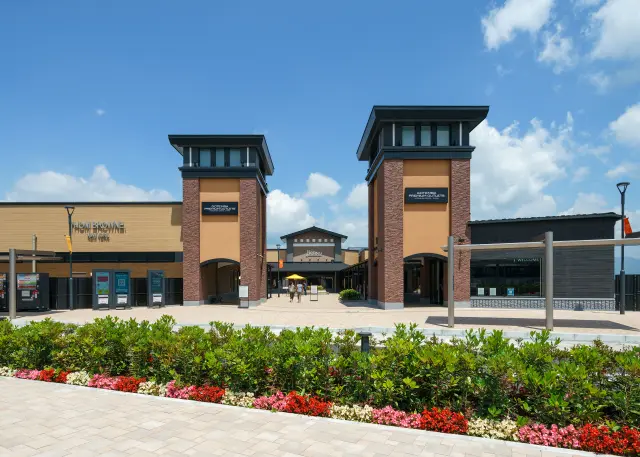 With an outstanding view, Japan's largest outlet is a great place for shopping and dining!
