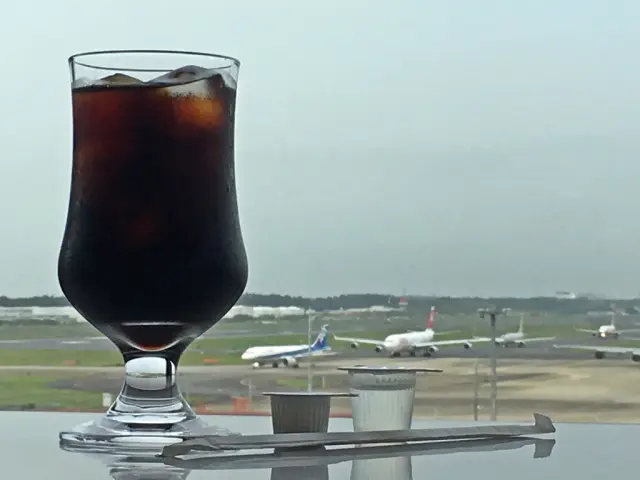 在餐廳可以觀賞色彩繽紛的飛機，小憩片刻