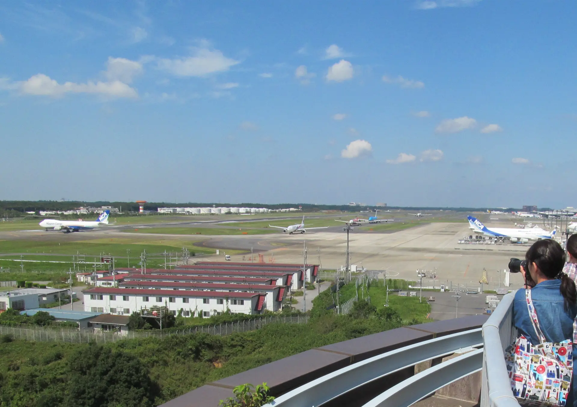 開放感あふれる本館屋上から飛行機の離着陸を一望!