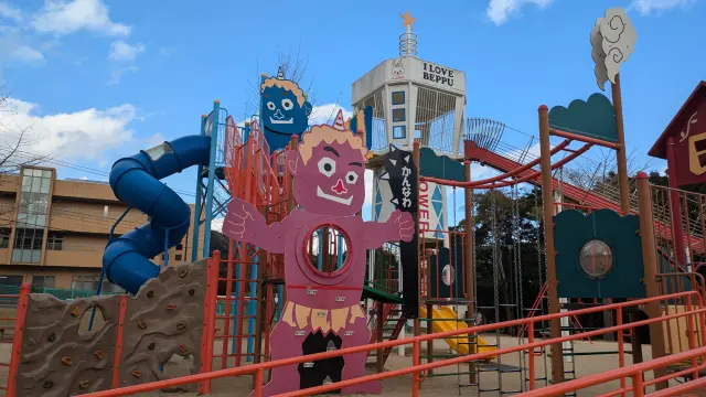 温泉や地獄と称されるスポットが点在するエリアにある、自然林に囲まれた公園