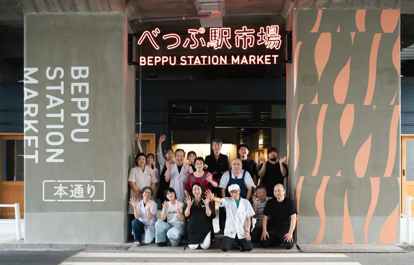 様々な店舗が集まる高架下の商店街