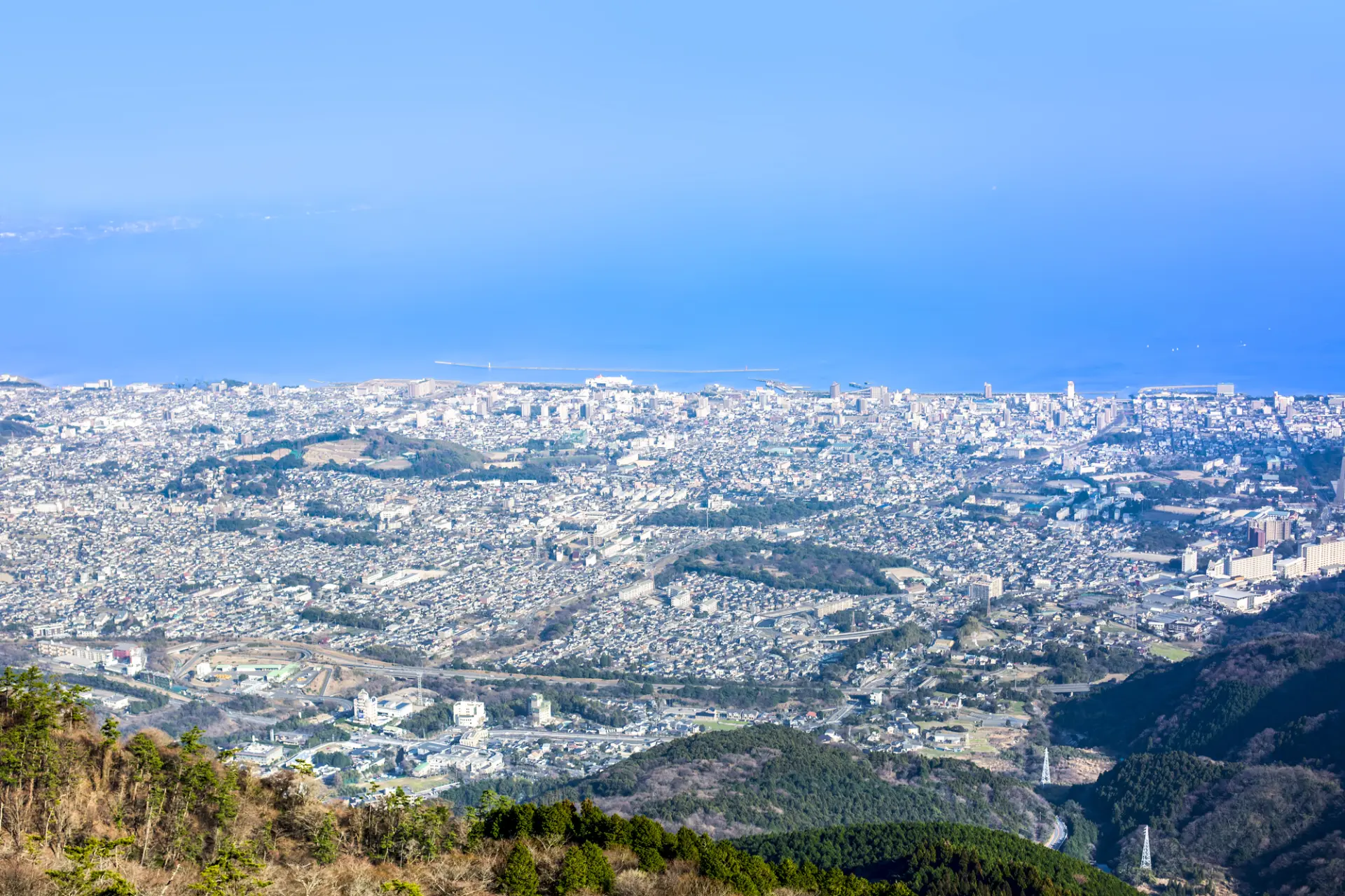 鶴見岳山頂から望む別府市街地と別府湾