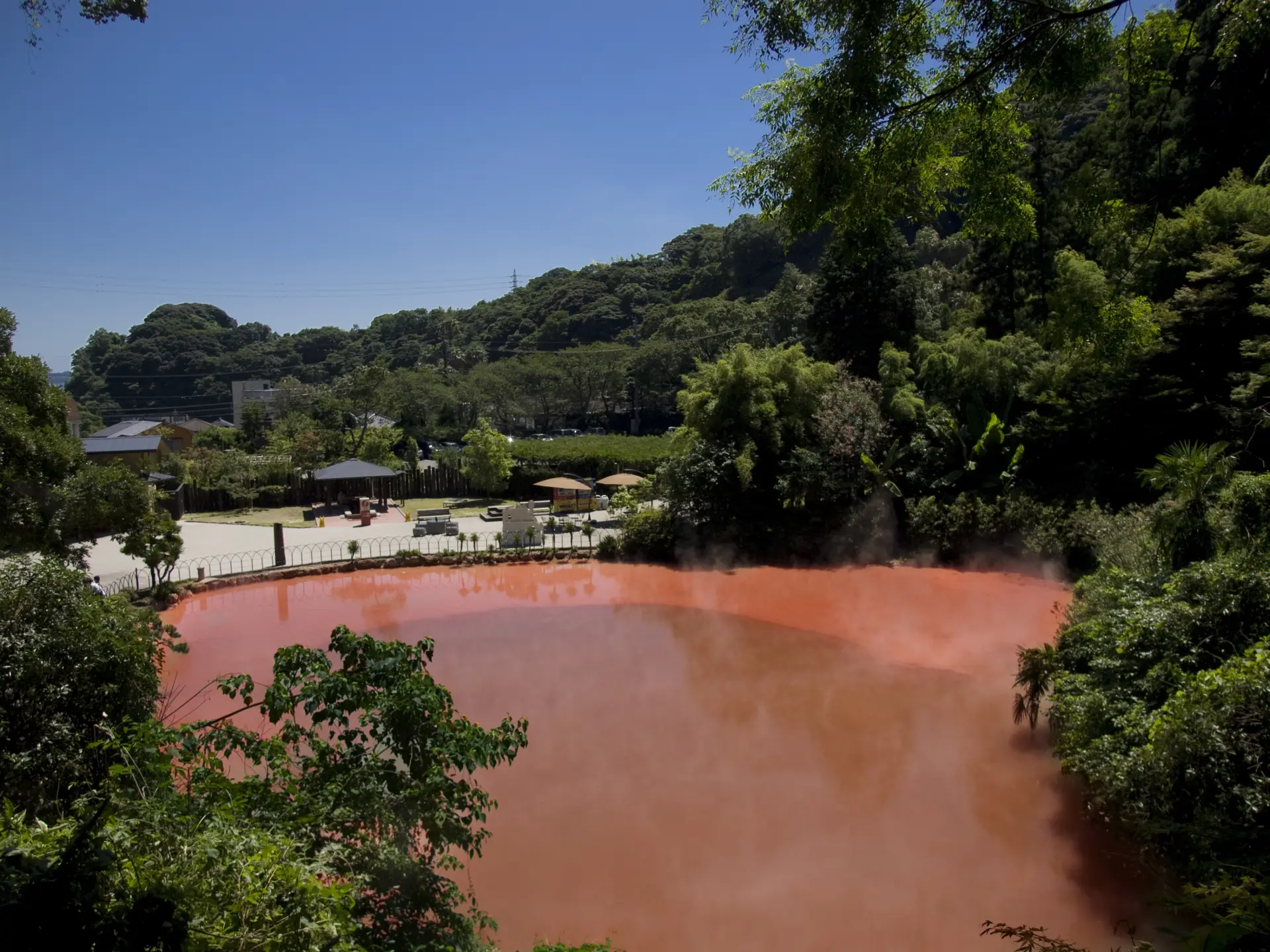 地獄のように真っ赤に染まる、血の池で感じる大自然の驚異