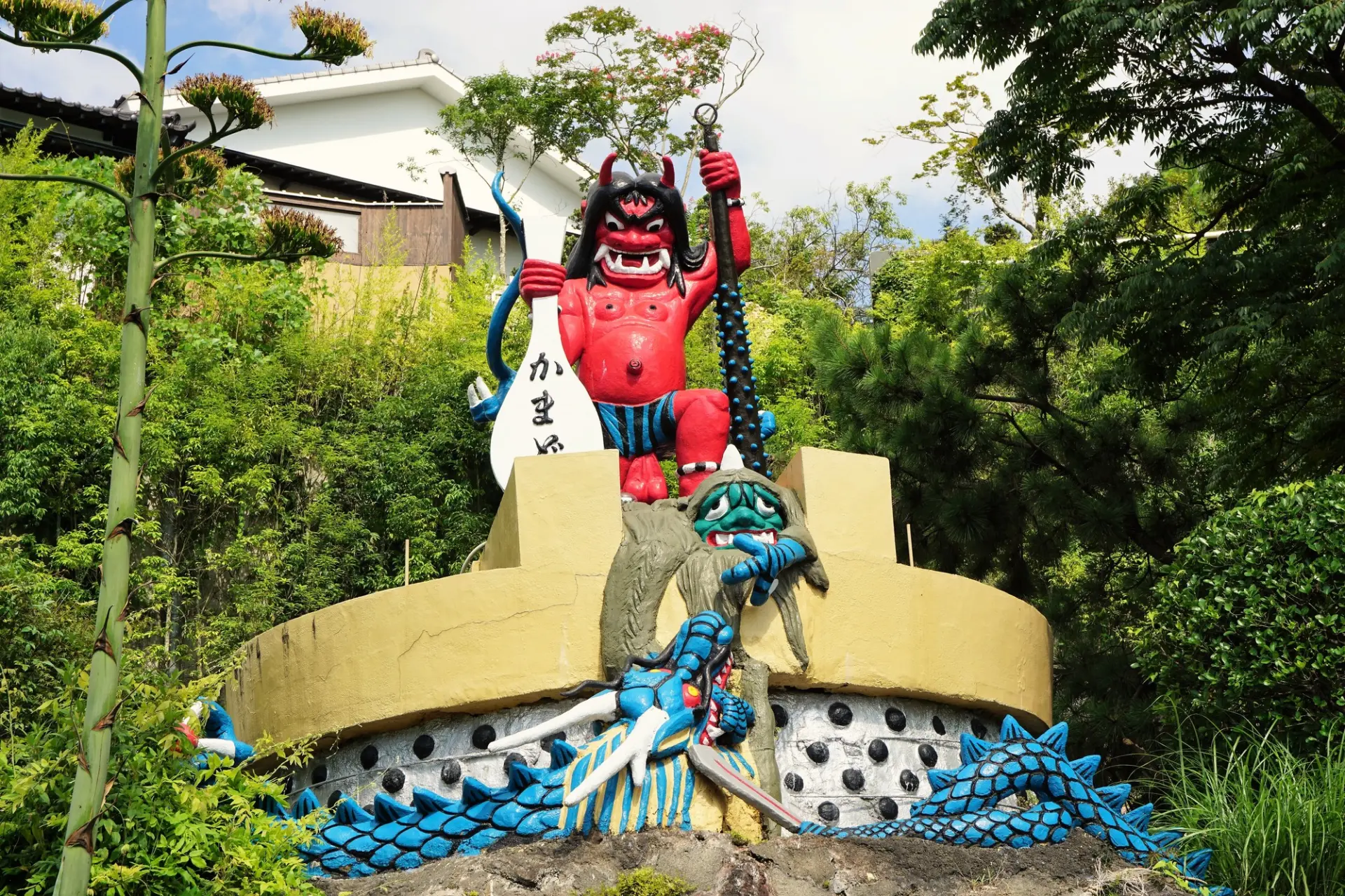 かまど地獄のシンボルである鬼のモニュメント