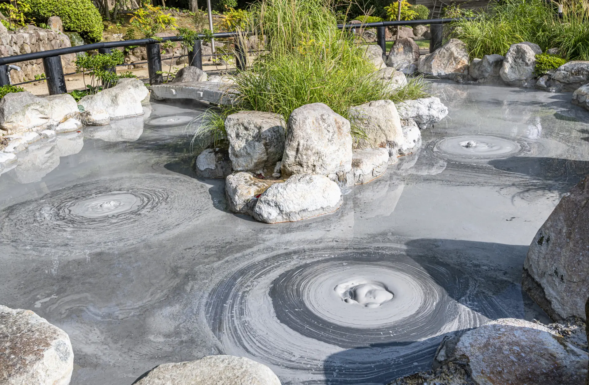 灰色の熱泥が沸騰する鬼石坊主地獄