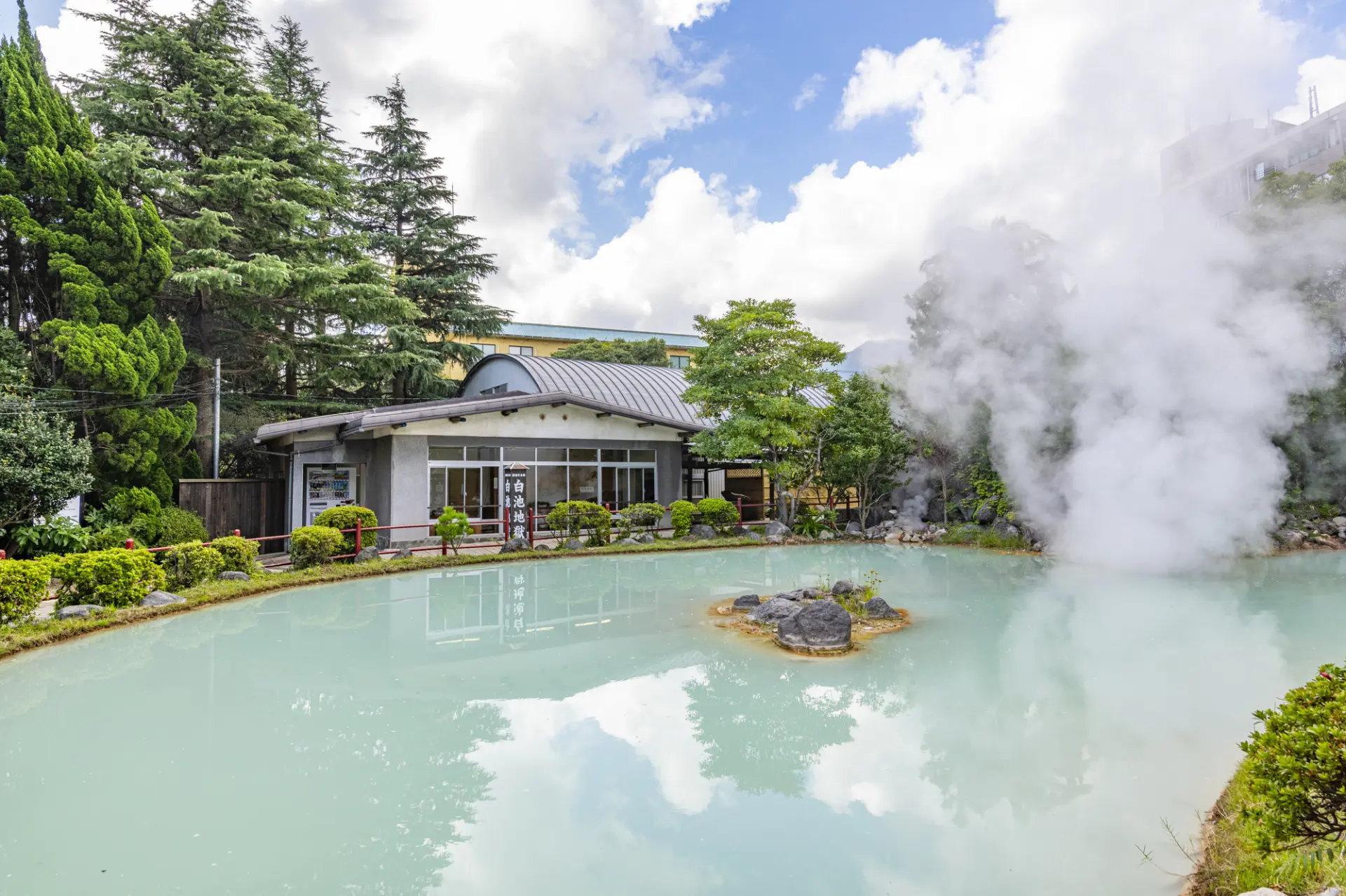 神秘的な色合いの池と和風庭園が調和した空間