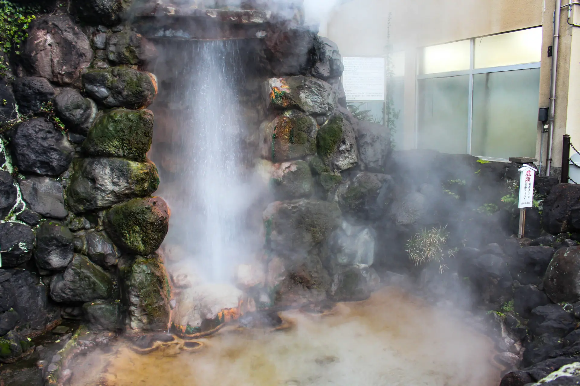 屋根がなければ約30mの高さまで噴き上がる間欠泉