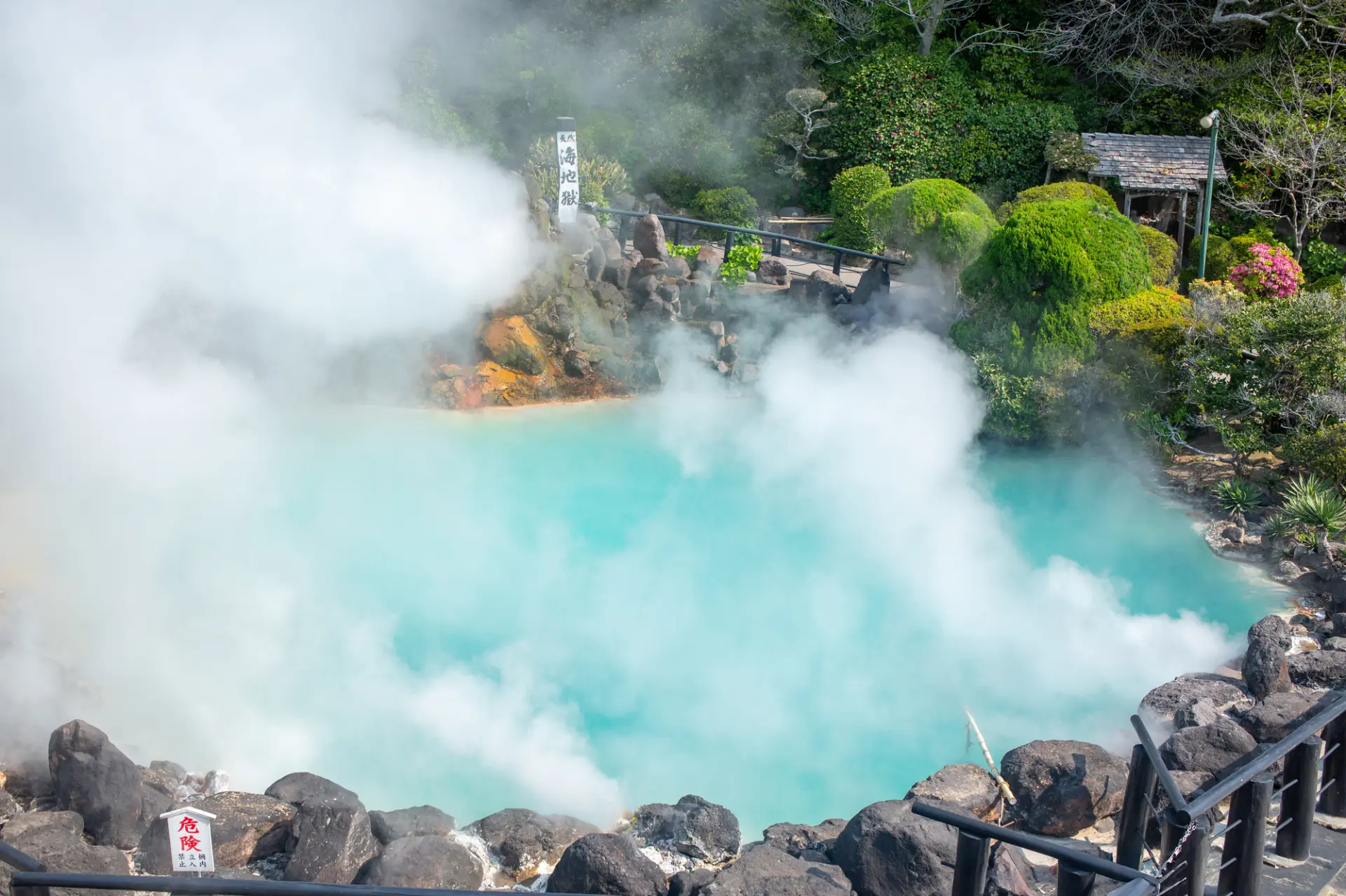 特徴的なコバルトブルー色の美しい池