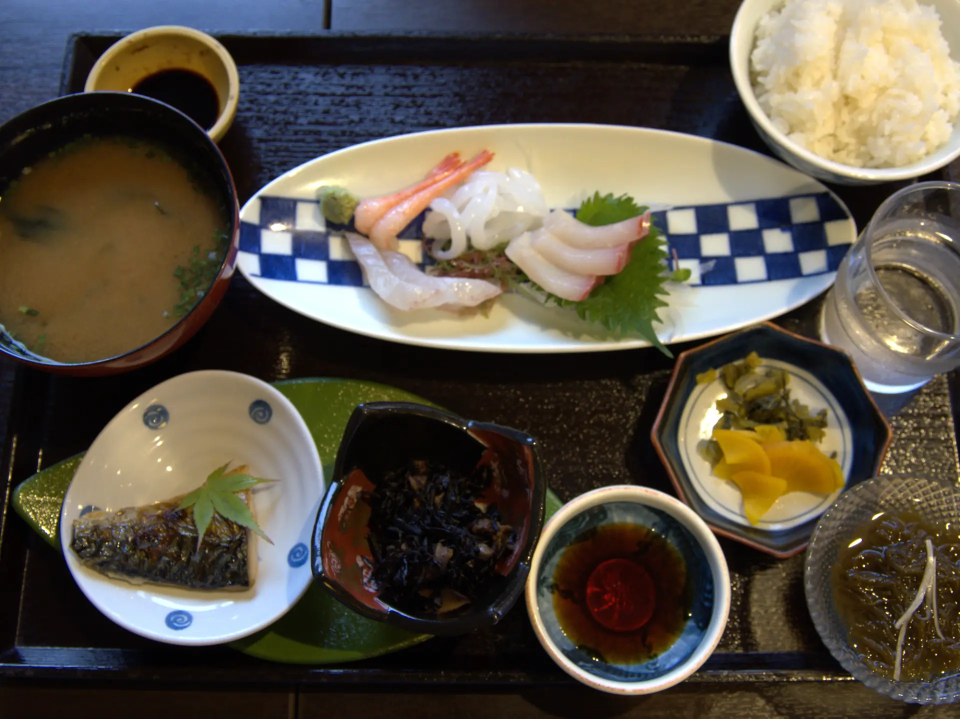 刺身を中心に様々な料理を味わえる刺身定食