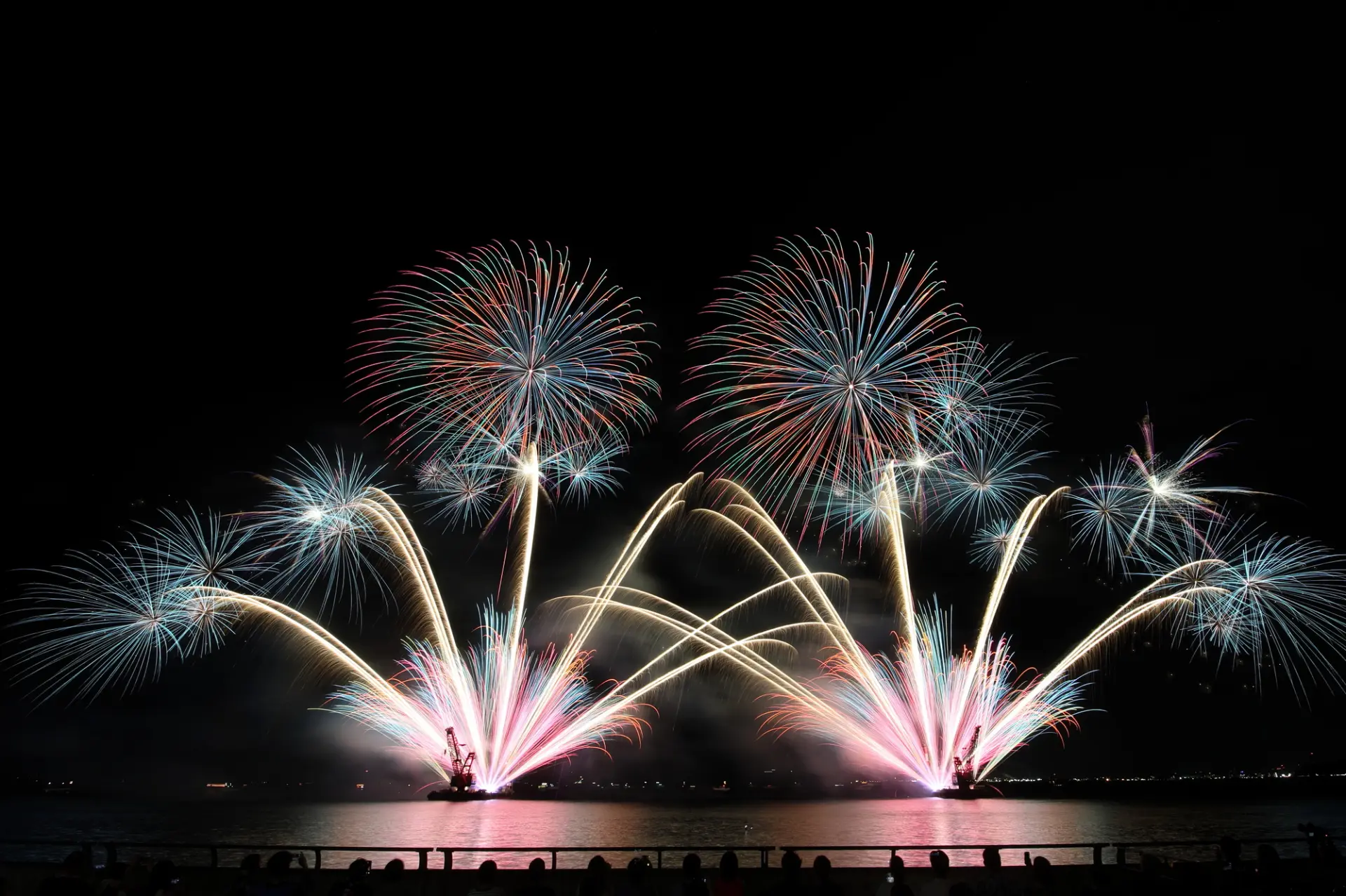 最終日には海上に数千発から１万発もの花火が打ち上げられる