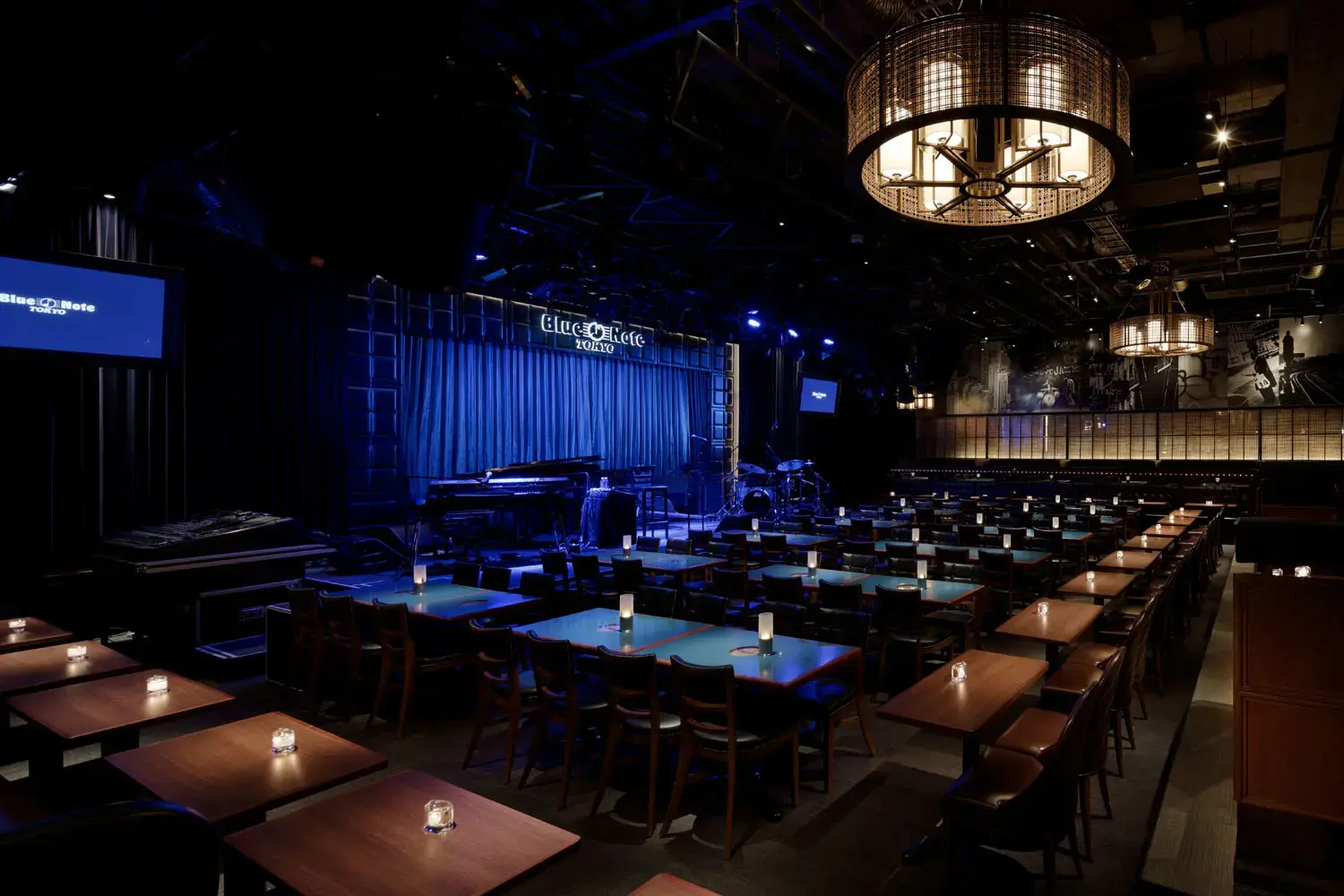 A long-running Minami-Aoyama favorite that has hosted standout performances by renowned artists from Japan and around the world.