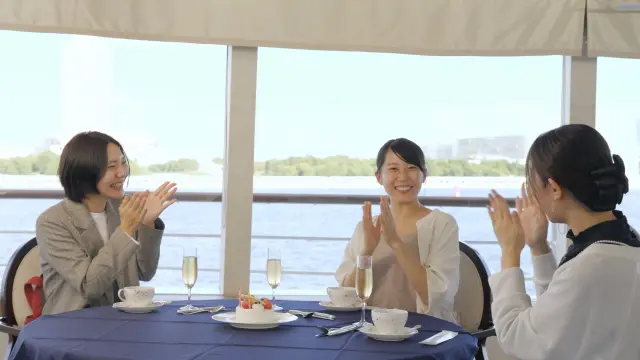 Spend an elegant time with friends in an extraordinary experience.