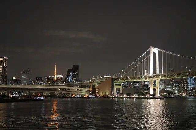 Welcome the New Year while gazing at the beautiful night view of Tokyo Bay.