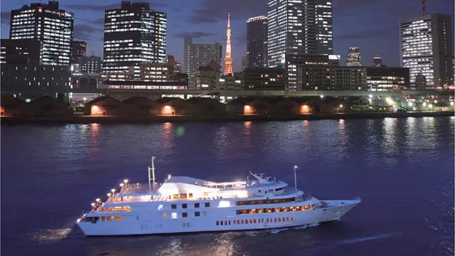 One of Symphony Cruise’s charms is enjoying Tokyo’s stunning night views.