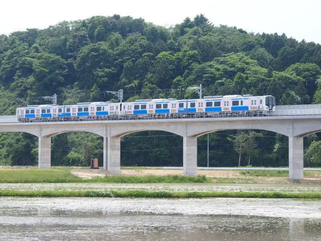 仙石线以蓝色线条车身为特色