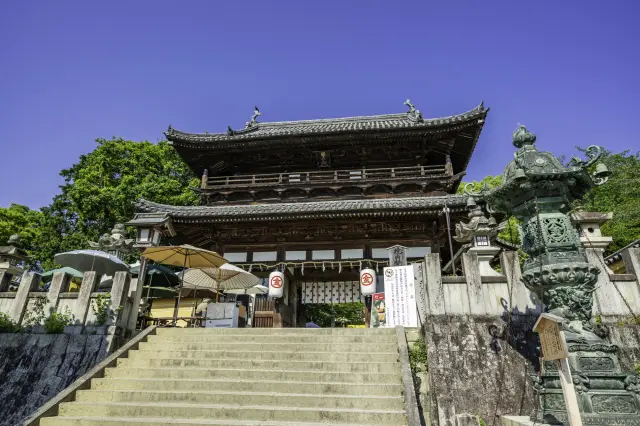 越過大門就進入神域了，因此計程車接送只能到此止步