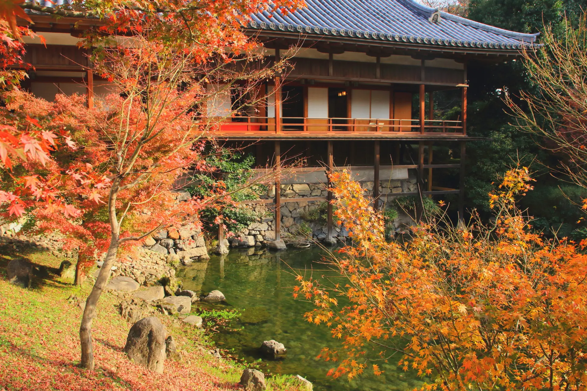 Kokura Castle Garden is especially picturesque when surrounded by fall foliage