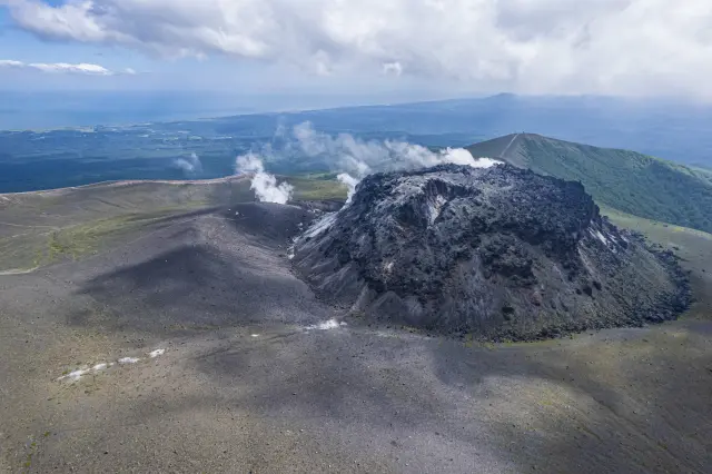 プリンのような形の溶岩ドームが特徴的な活火山