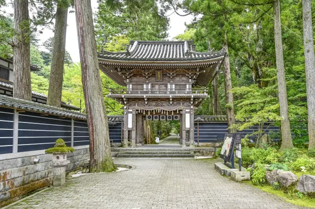 Bow before entering the sanmon (main gate).