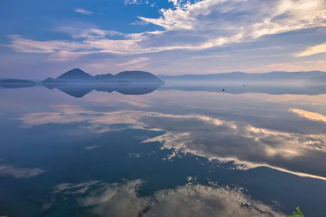 浮現湖中的中島與倒映於湖面的美麗藍天