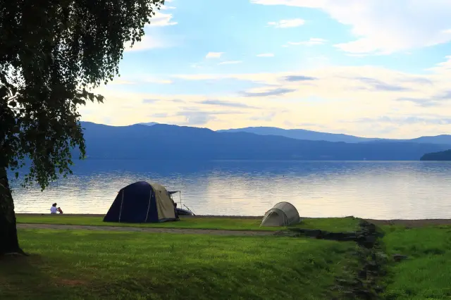 夏季在湖畔露營可飽覽美麗風光