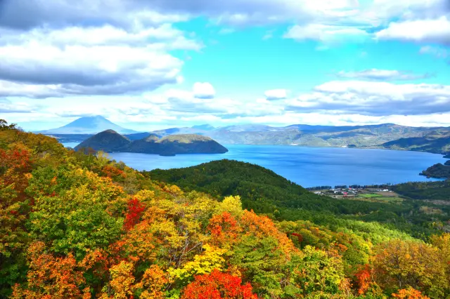 點綴湖畔的各色紅葉是最大看點