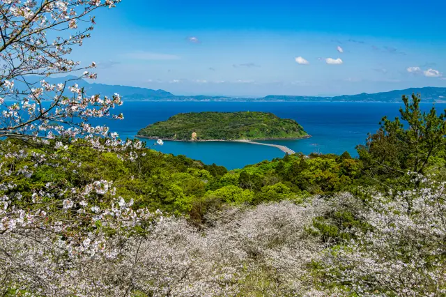 因一片連接島嶼和陸地的沙洲而被稱為「結緣之島」
