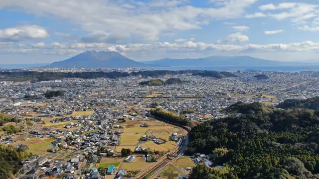 以開聞岳為背景的指宿街市景觀
