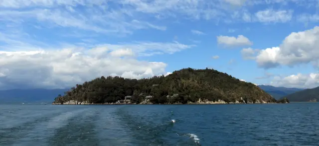 相傳為神靈居住之地，深受人們信仰的島嶼