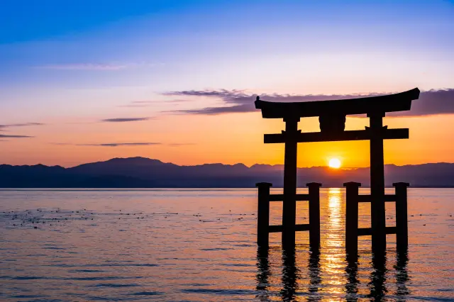 從大鳥居升起的朝陽散發著神聖的氛圍