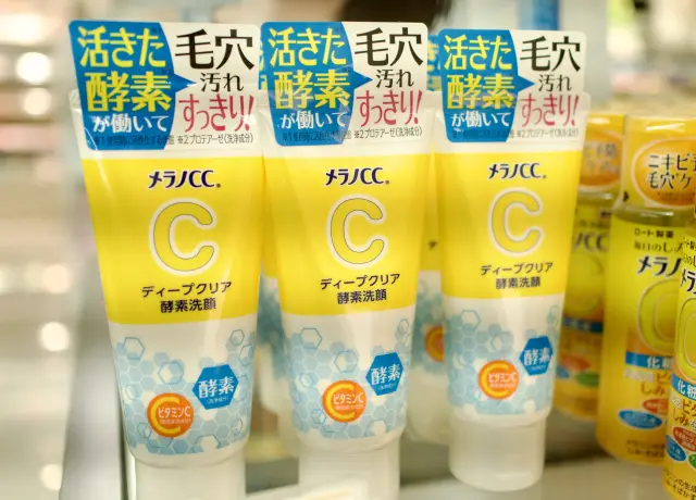 Melano CC Deep Clear Enzyme Face Wash – Cleanse your skin while retaining moisture.