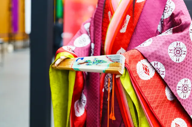 分層穿上數件小袖與數件大袖，色彩華美的「十二單」