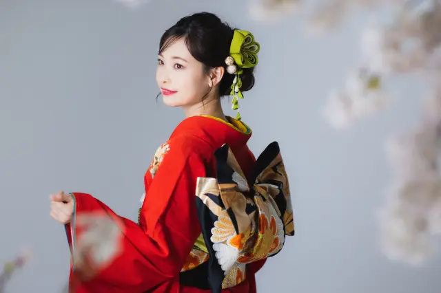 色彩斑斕的振袖是未婚女性穿著的和服