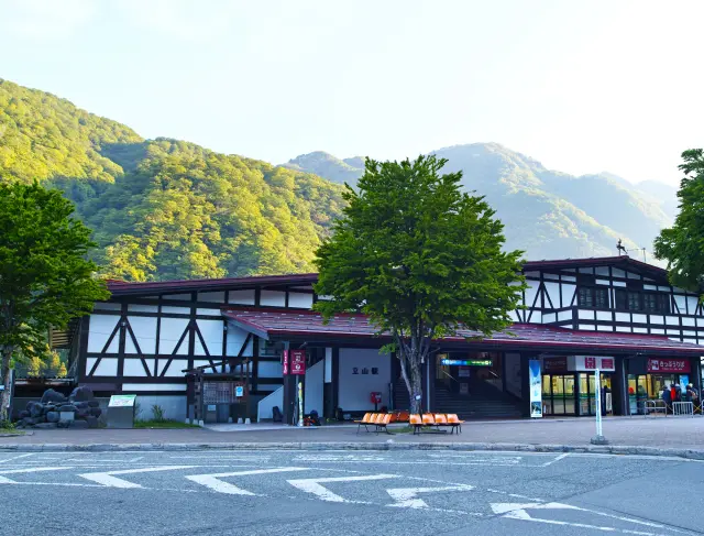 The lodge-style station building of Tateyama Station is eye-catching.