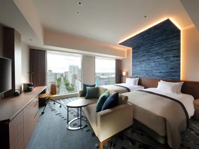 擁有與車站直通的絕佳地段，極具魅力的飯店