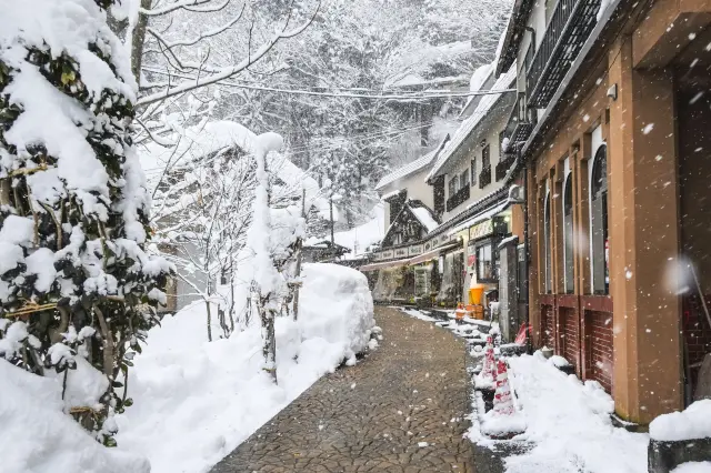 漫步於別具風情的溫泉街，享受外湯巡禮的樂趣