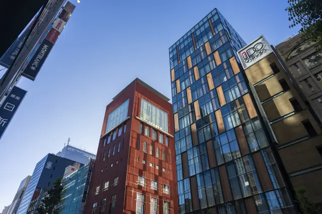 SHISEIDO THE GINZAと隣接する東京銀座資生堂ビル