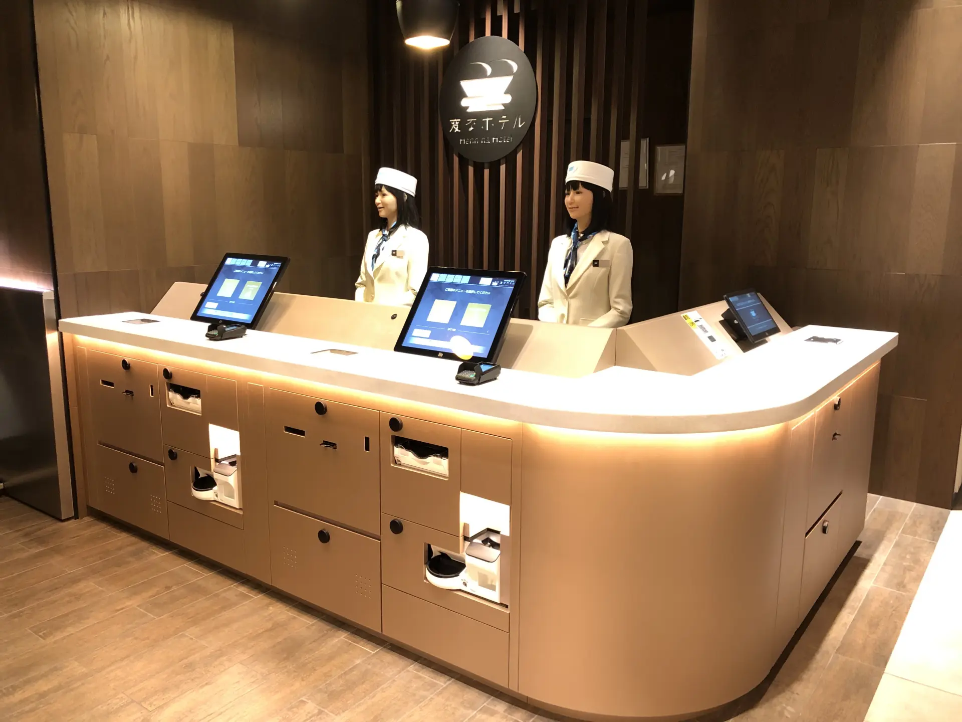 A hotel blending service by people and robots with the latest facilities