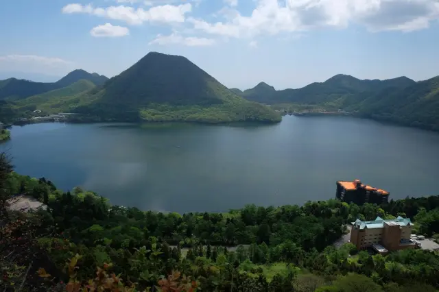 倒映著周圍豐富自然景觀的火山口湖泊