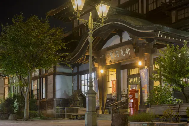 別府最有名的溫泉之一「竹瓦溫泉」的外觀