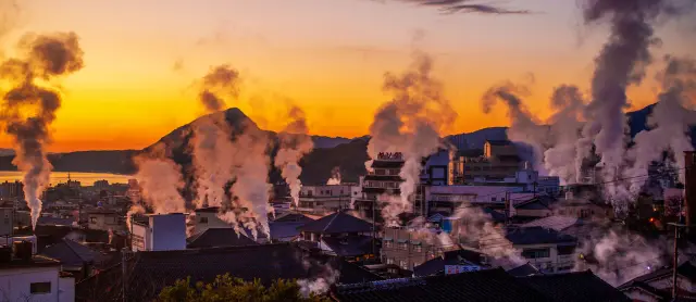 別府溫泉鄉的晨曦與溫泉蒸氣