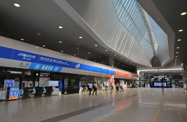 西日本旅行の出発地点となる関西空港駅の改札