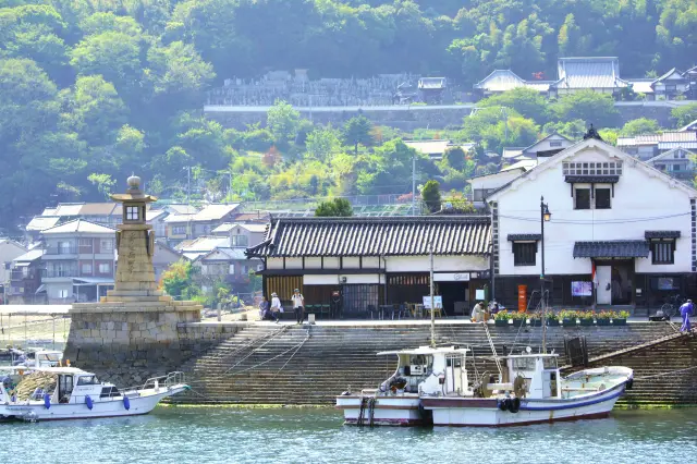 是曾在《萬葉集》中被吟詠的名所之一，也是被選為好萊塢著名電影取景地和動漫場景靈感來源的港口