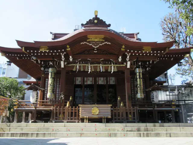 以江戶時代傳承至今的「酉之市」聞名，是目黑區最古老的神社