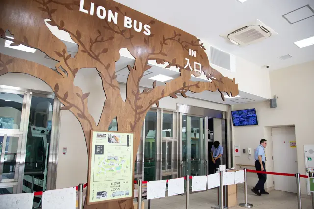 A separate ticket (500 yen for adults) is required for the Lion Bus, not included in the park admission fee (600 yen for adults).