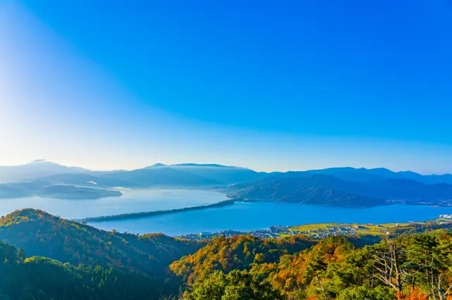 欣賞周圍群山被紅葉染紅的壯麗絕景