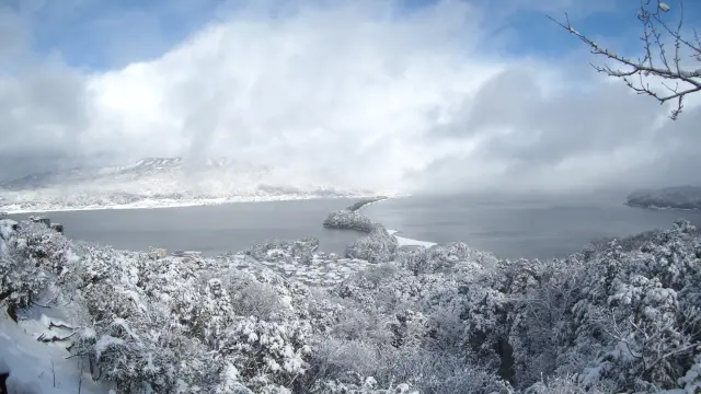 從「天橋立View Land」眺望到的“幻雪的飛龍觀”呈現出夢幻般的光景